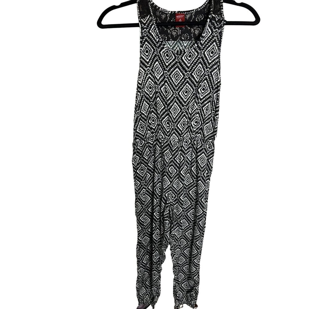 Arizona jeans jumpsuit size 10 black white geometric summer casual at leisure